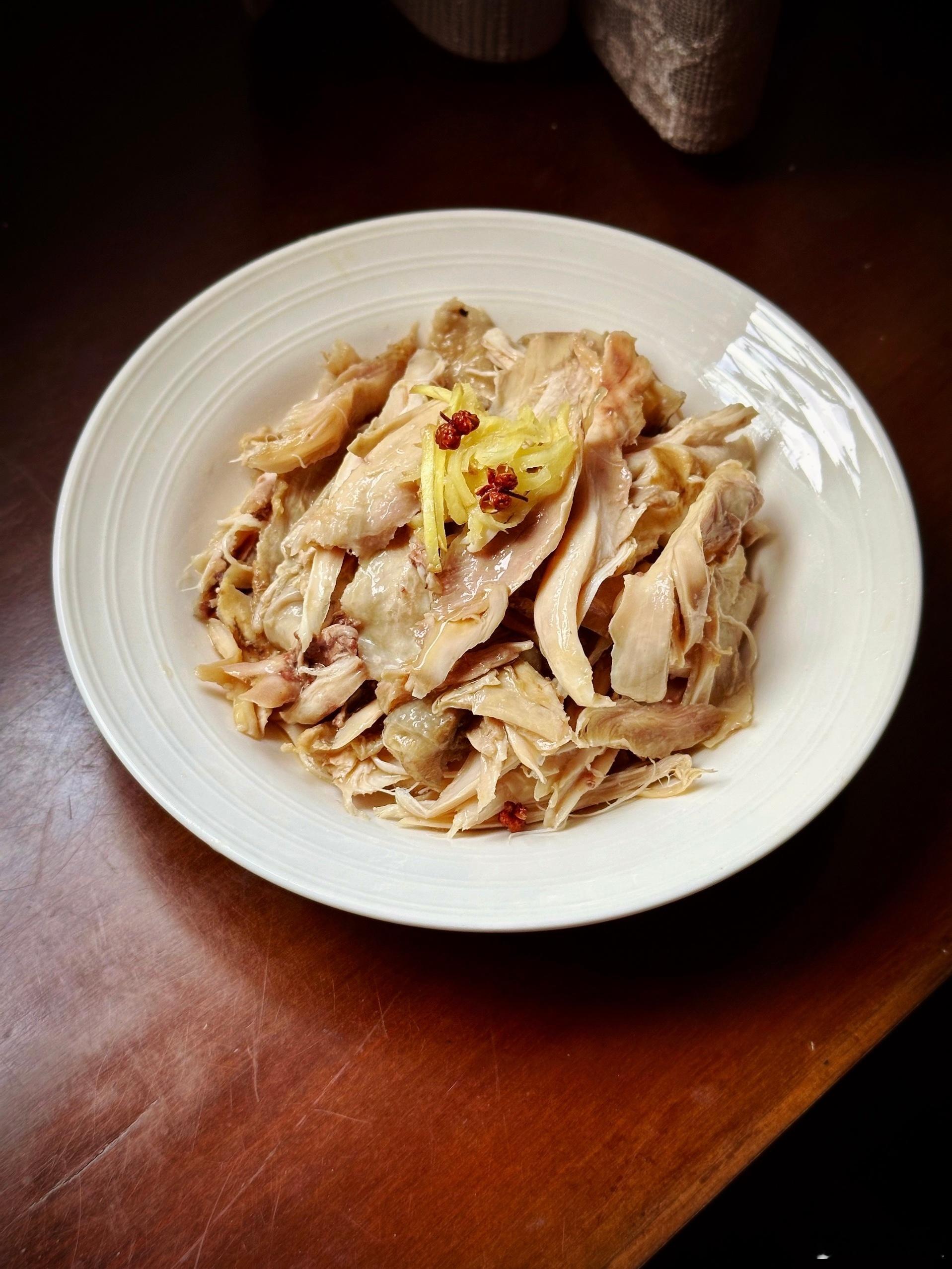 非常简单的菜谱 童子鸡做的手撕糟鸡🐓1️⃣童子鸡加葱姜酒清蒸。鸡腿处筷子可以戳