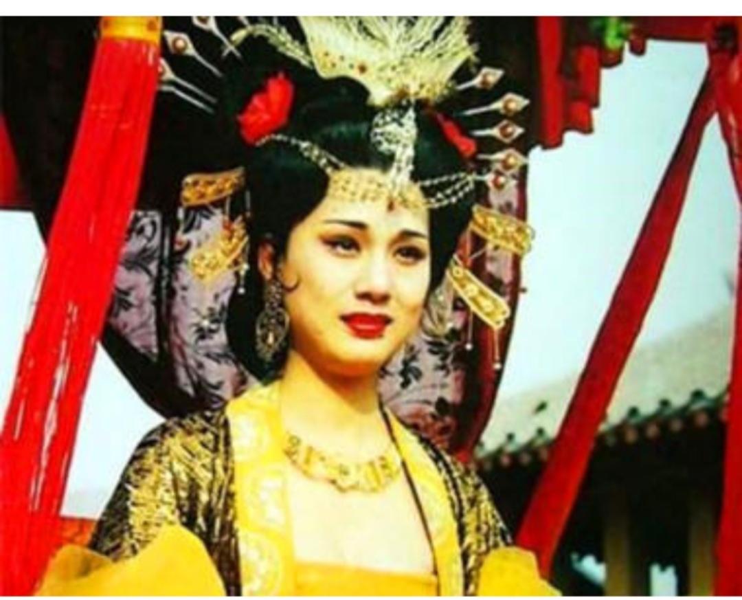 在历史的长河中，皇后作为皇帝的配偶，不仅代表着皇家的荣耀，更承载着家族的未来。然