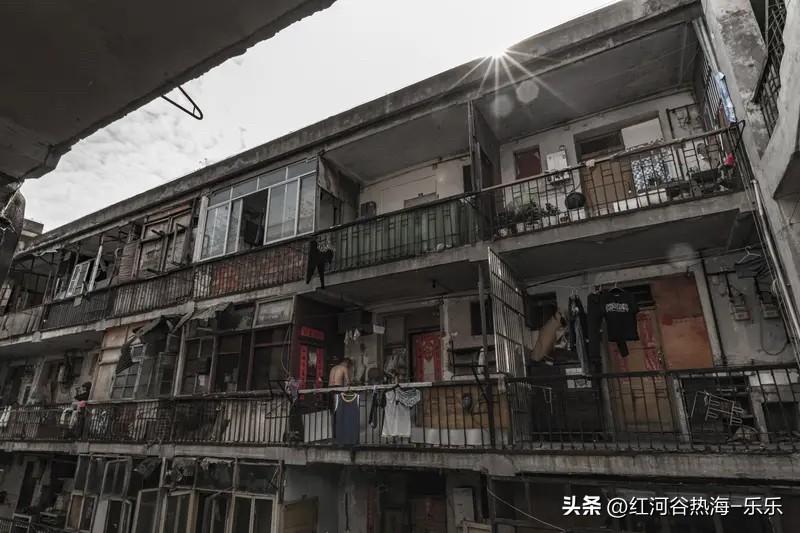 对于那些年龄大，手上有闲钱的人来说，他们拿着这个钱去买那些租售比高的老破小，也是