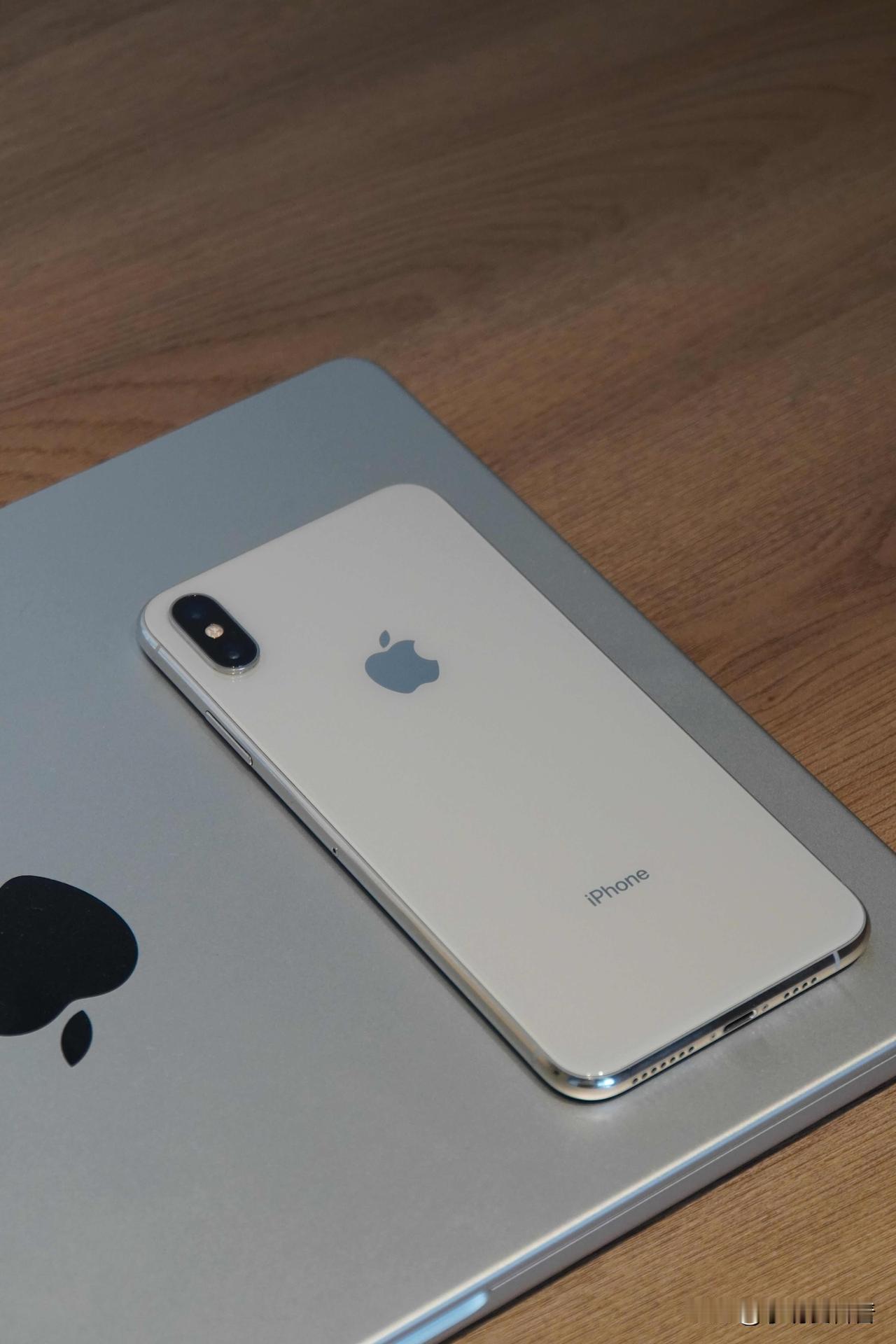 iPhone XS Max都八年了，2026年还值得入手吗？说实话，得看人。
