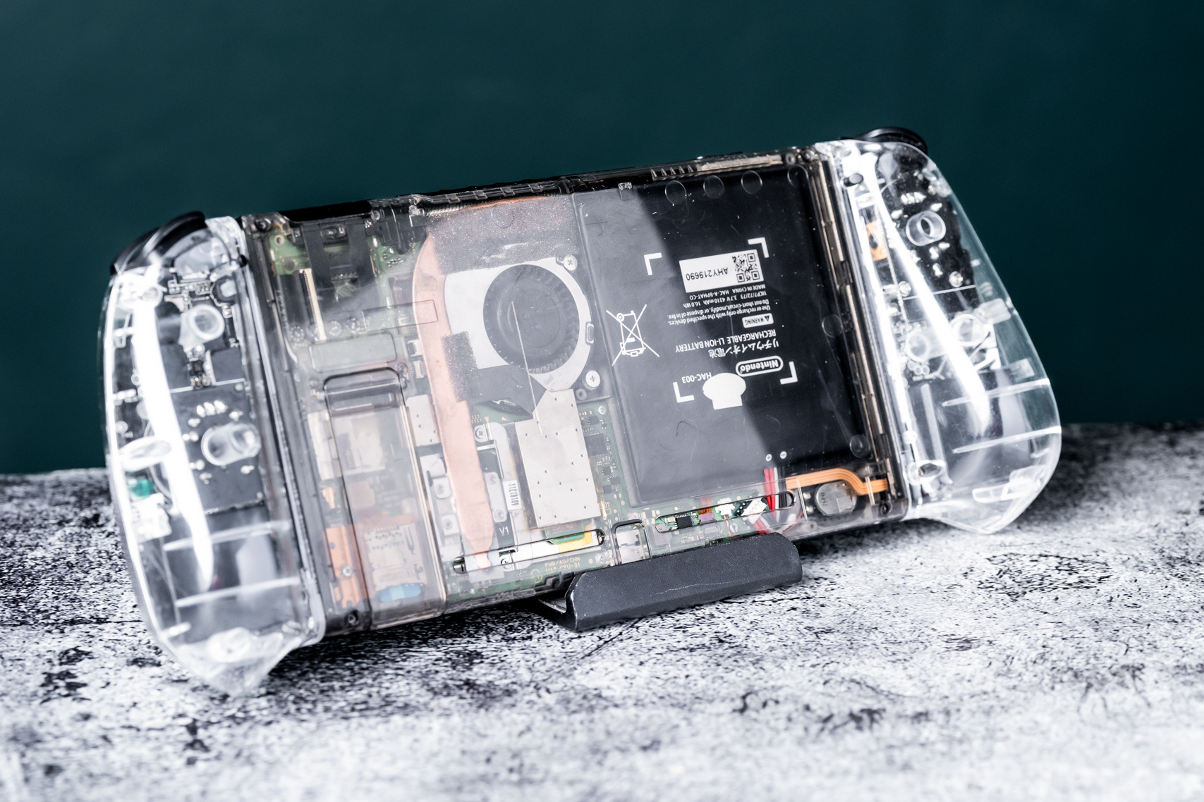 透明探索版Switch有了，下次要再弄一些流浪地球风格的贴纸会更好看 