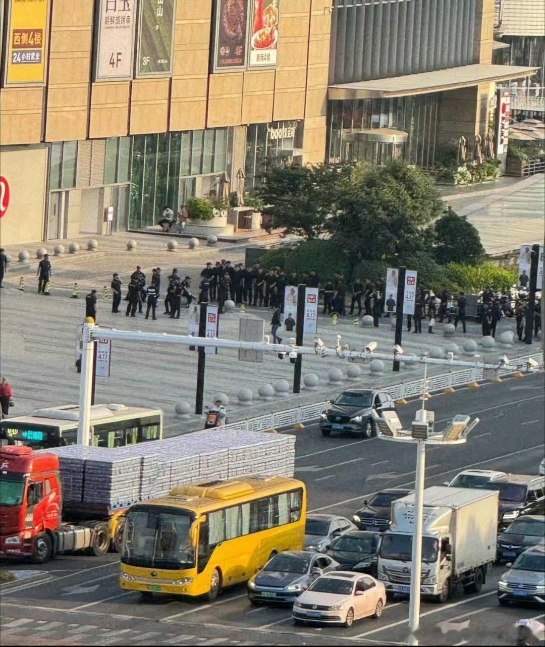 张凌赫南京活动排队领取号码牌张凌赫今日线下活动不仅配备了大量安保和急救车，还准备