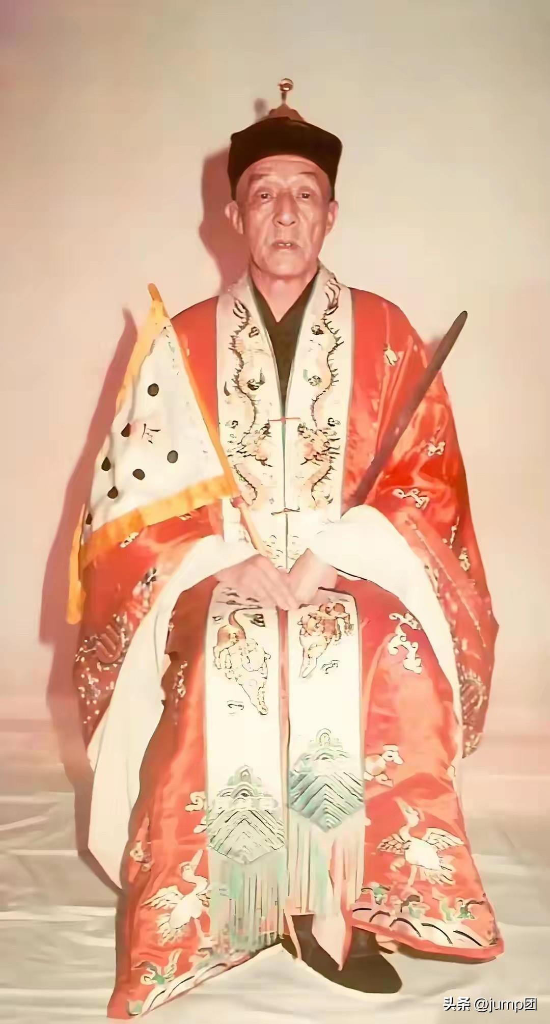 1949年，蒋介石带走三个人：孔德成、章嘉活佛、张恩溥。前两个走得体面，唯独这个