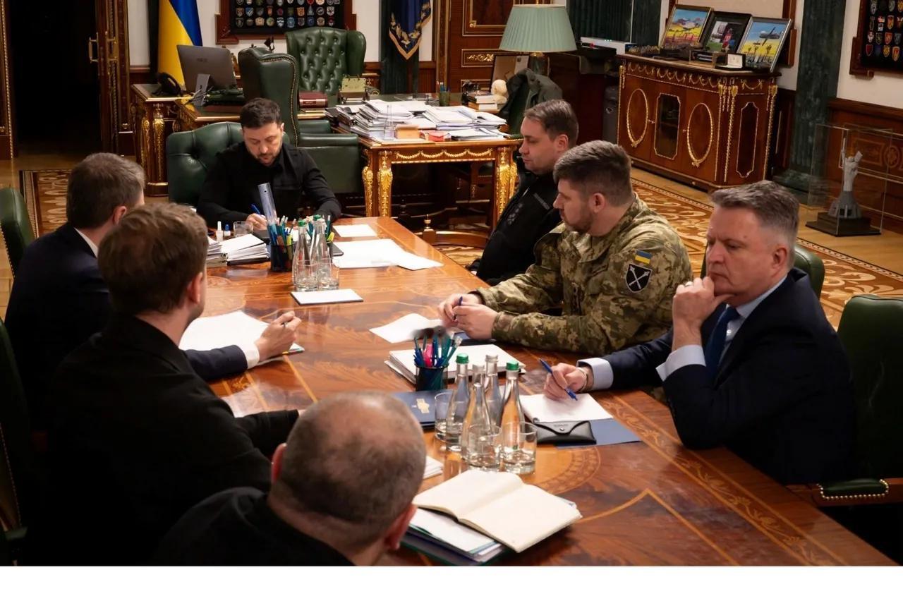 权衡利弊。乌克兰对美国威胁格陵兰的沉默，完美诠释了这点。一边是丹麦2025年给的