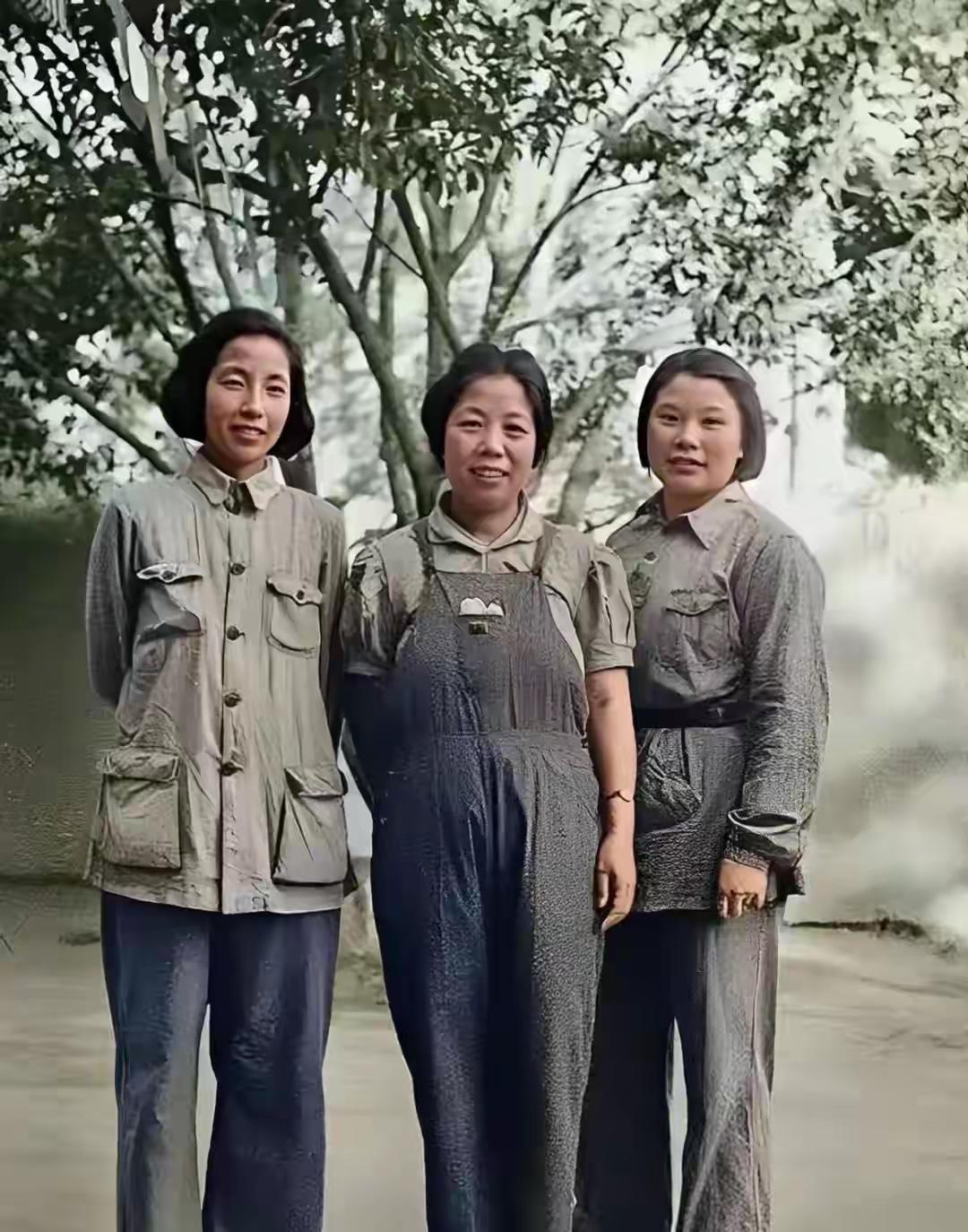 这是浦安修（左一）和邓颖超，以及康克清在延安时的真实容貌，都看看吧，艰苦岁月，三