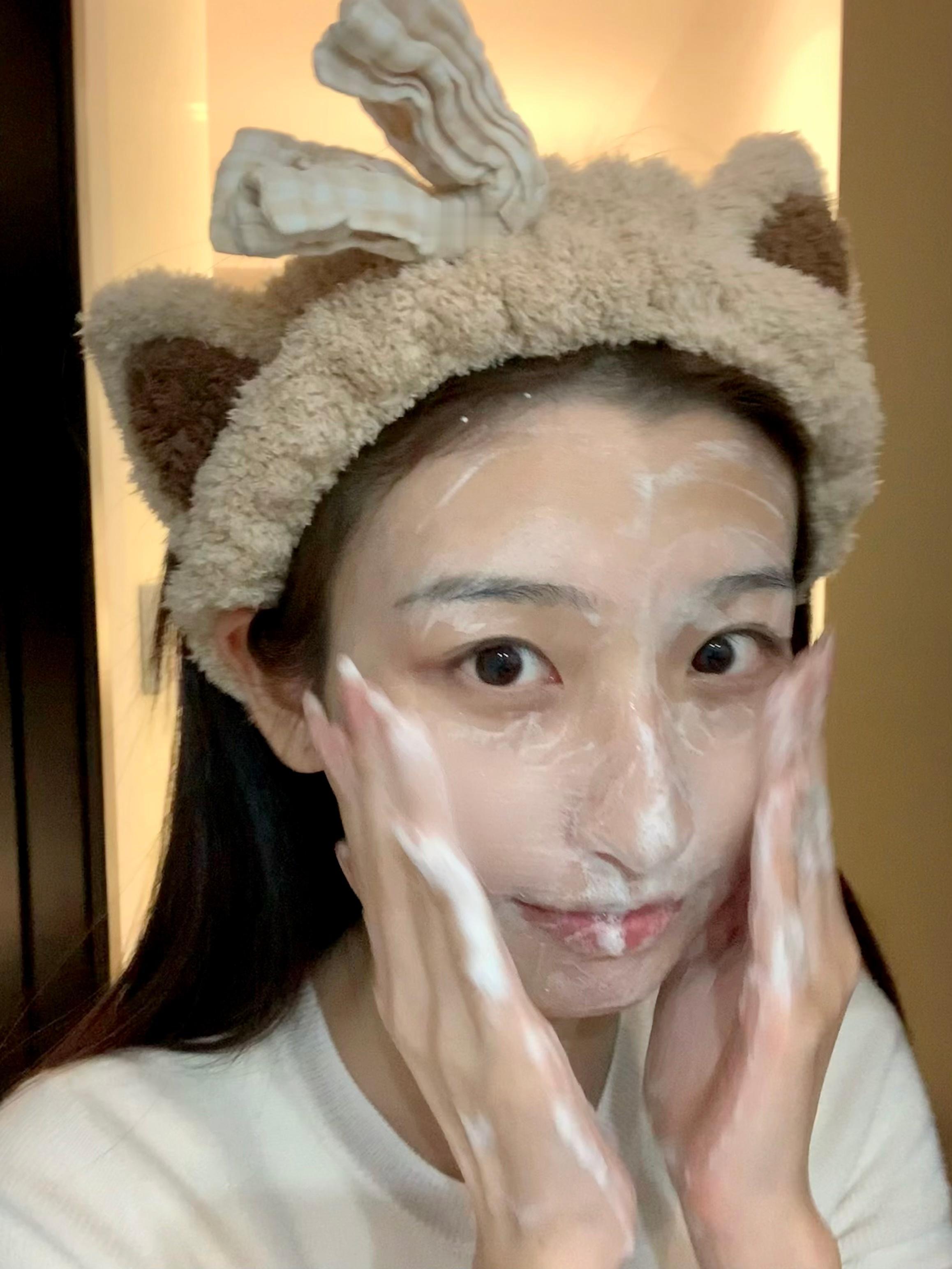 冬天我就是个超级沙漠干皮已经好几年秋冬不敢用洗面奶了（是的卸完妆直接水冲哈哈哈）