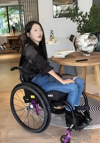多年前，女教师曹曾敏将年少的穷学生拉出泥潭，14年后她瘫痪被丈夫抛弃，学生顶着压