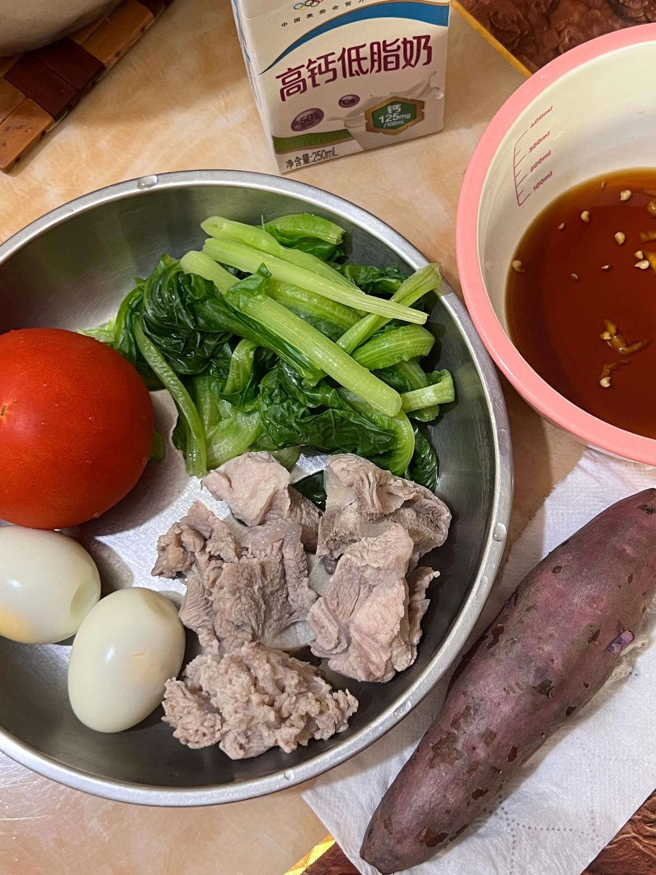 减肥20%靠运动80%靠饮食。贾玲的《热辣滚烫》掀起了一股减肥风潮，但她的方式并