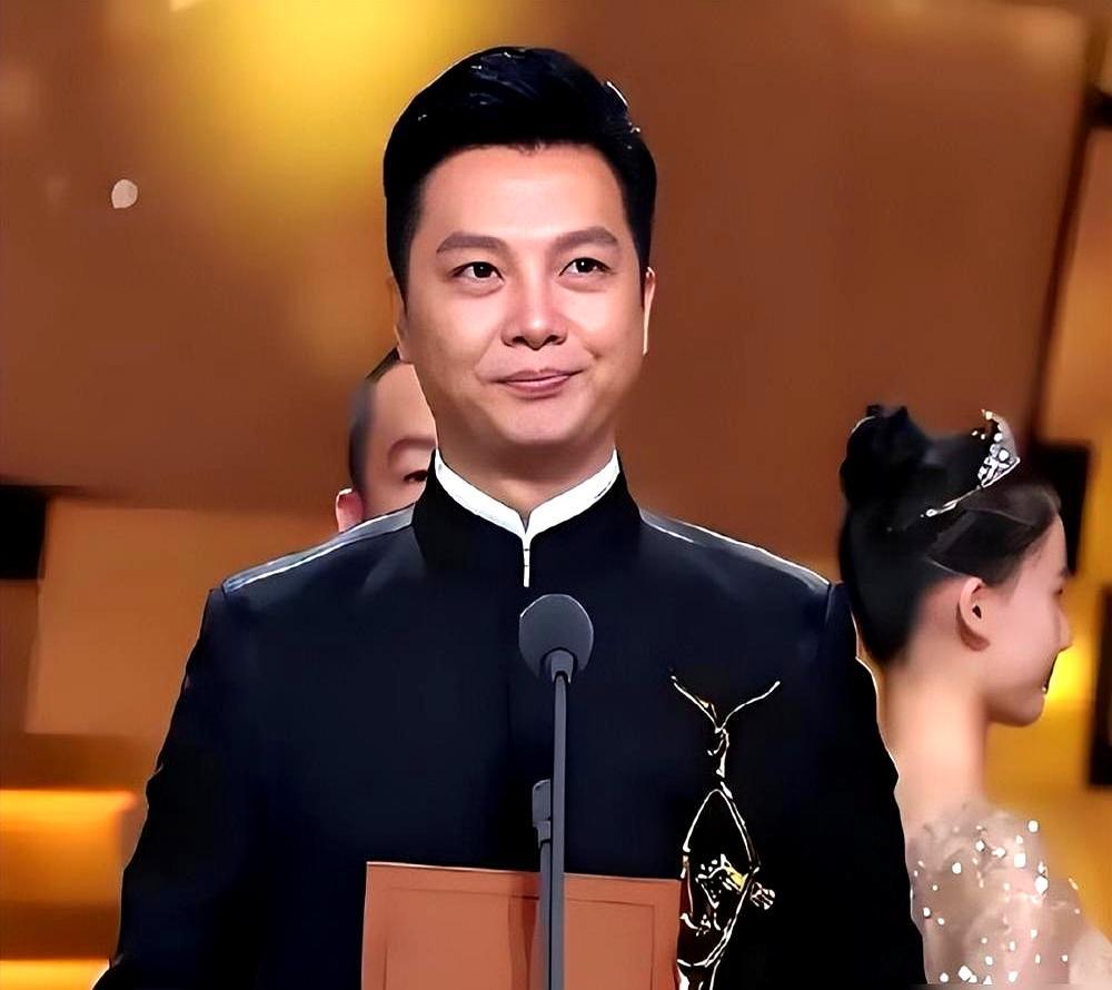 春晚零点前65秒，提词器全黑，导演后背的冷汗都下来了。
 
只见他接过话筒，嘴里