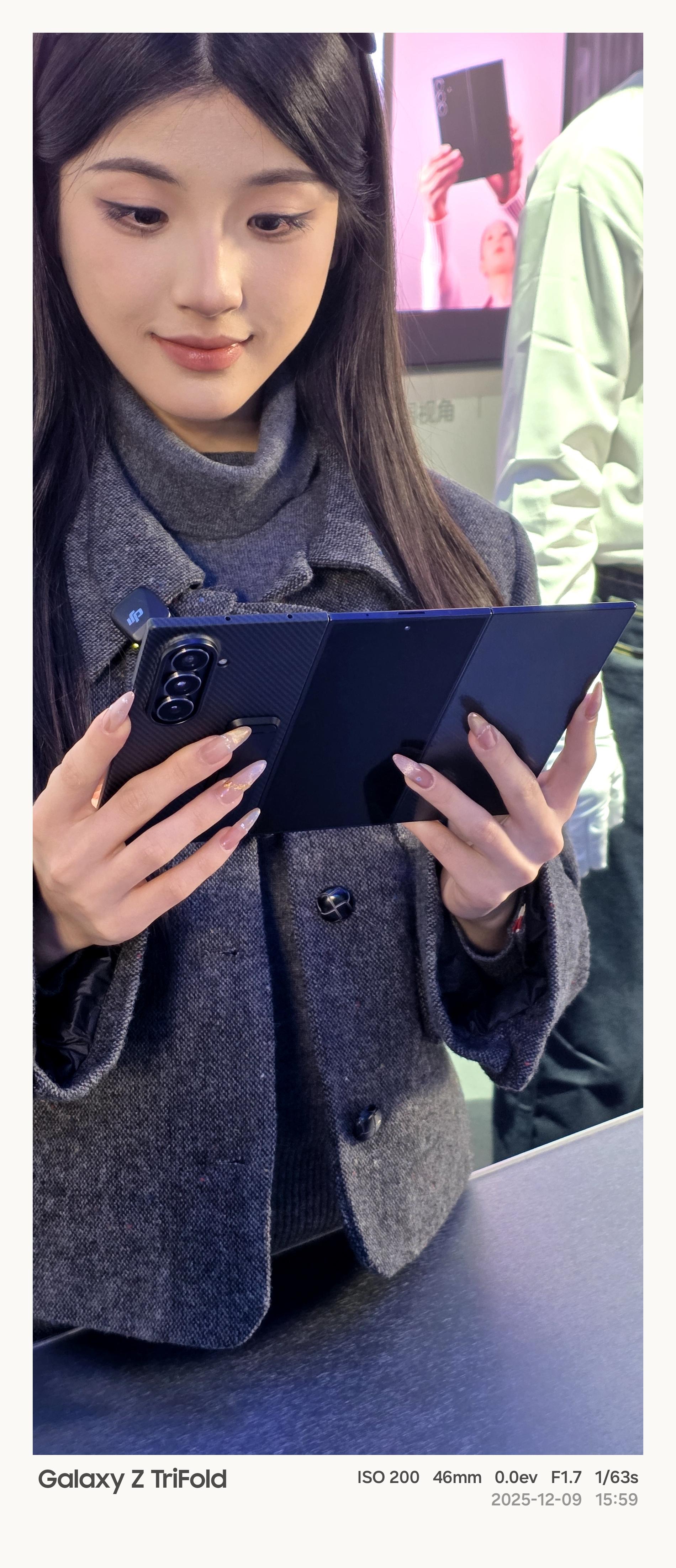 三星三折叠上手！几乎看不到折痕，质感很高级