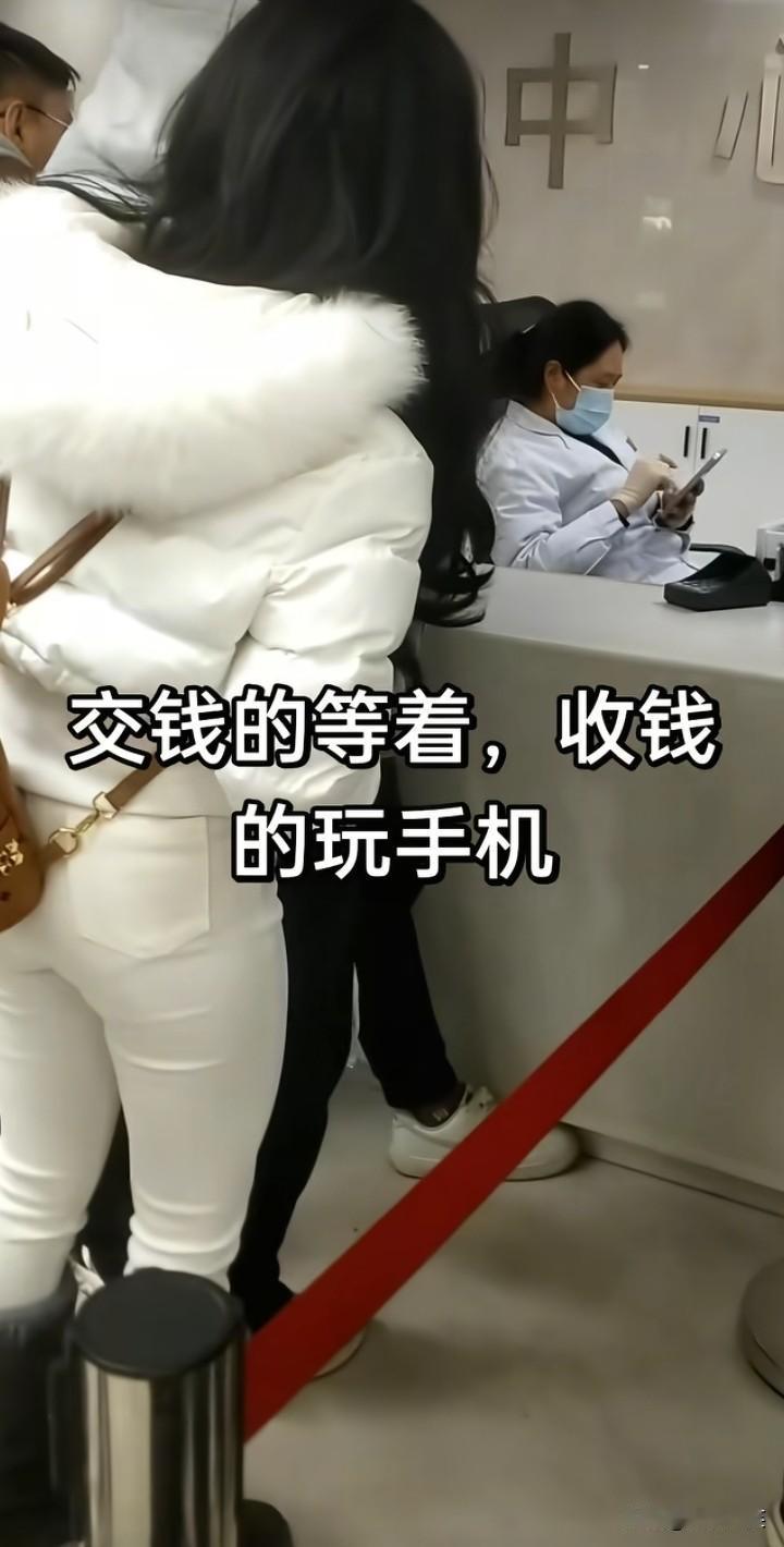 四川一网友爆料，四川甘洛县人民医院，患者家属排队交钱，而医院工作人员却在玩手机！
