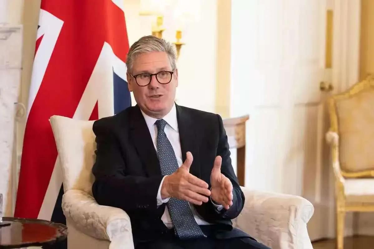 据《联合早报》网站12月3日报道，英国首相斯塔默明确表示，俄乌可以通过谈判结束战