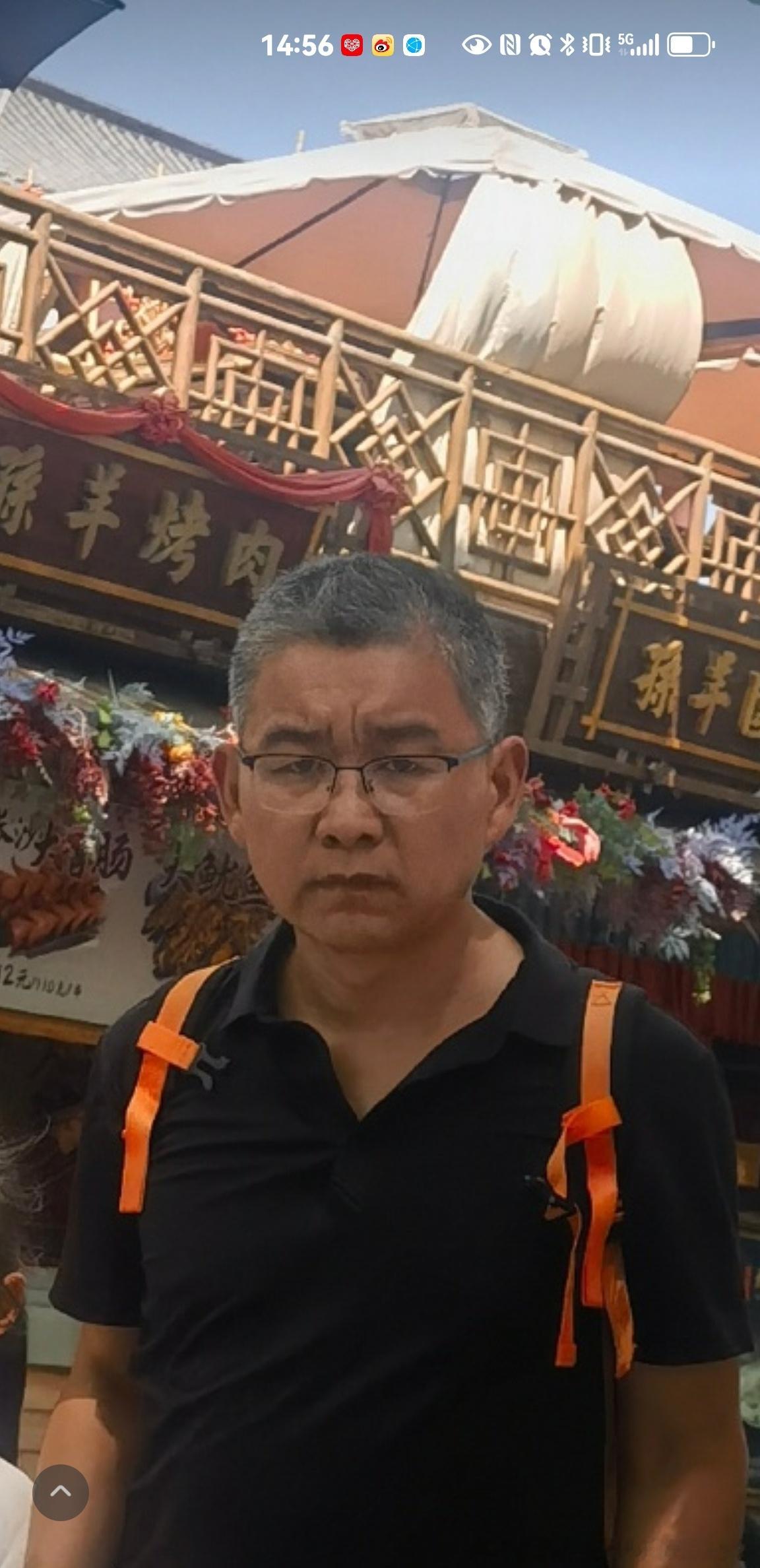 贴门上可以辟邪了每时每刻都在皱眉，天生的皱眉