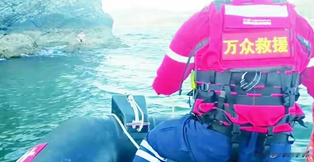 大连父子海边游泳遇险，救援队成功营救受困者
9月26日，大连傅家庄海岸发生一起意