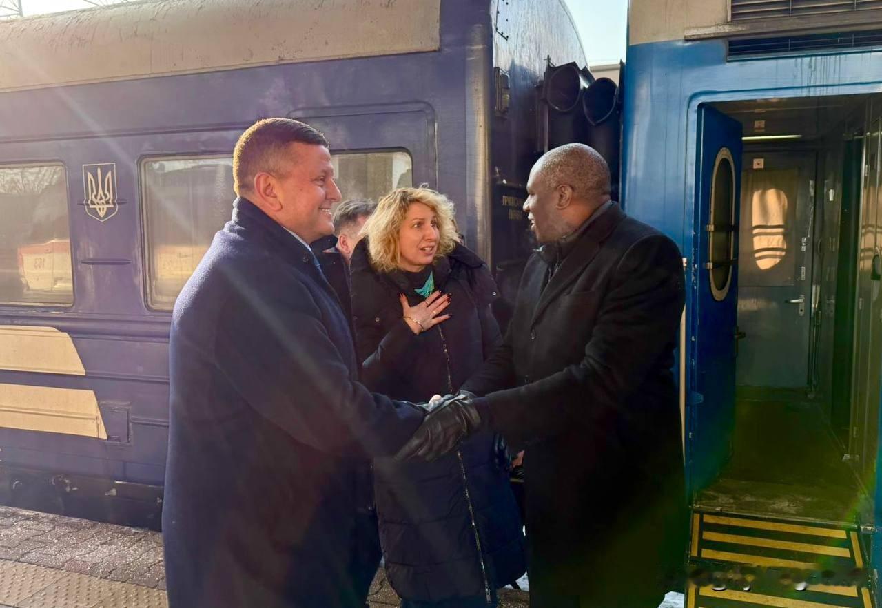 🇬🇧斯塔默政府中最愚蠢的成员，英国内政大臣戴维·拉米，已经抵达基辅。

看来