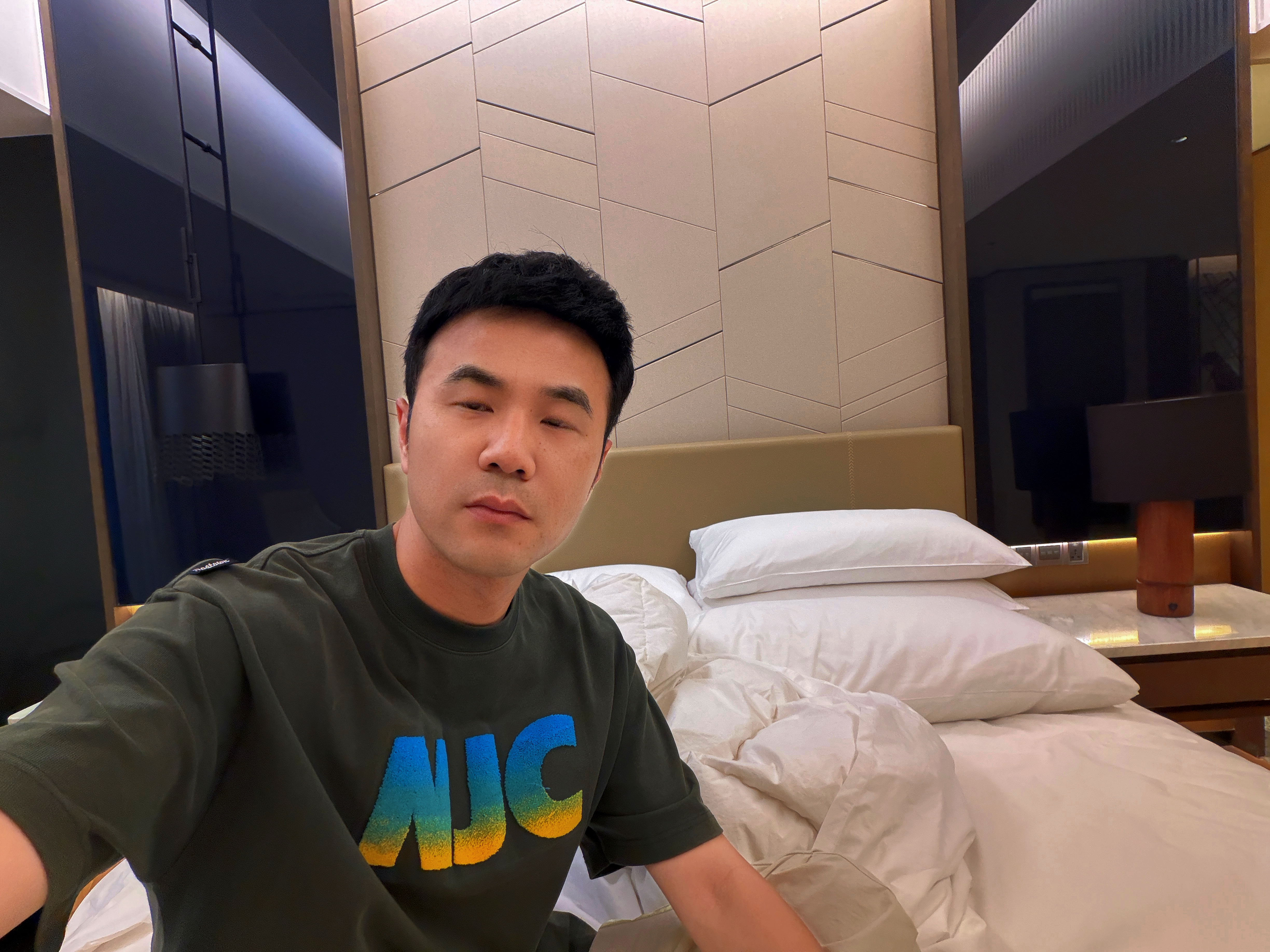 睁不开，眼睛真的睁不开，太困了。6点就得出发了。 