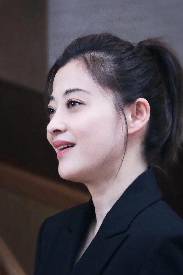 演员，梅婷，南京人，小时候就去了小红花艺术团，也拍了一些戏，上了中学，就有很多人
