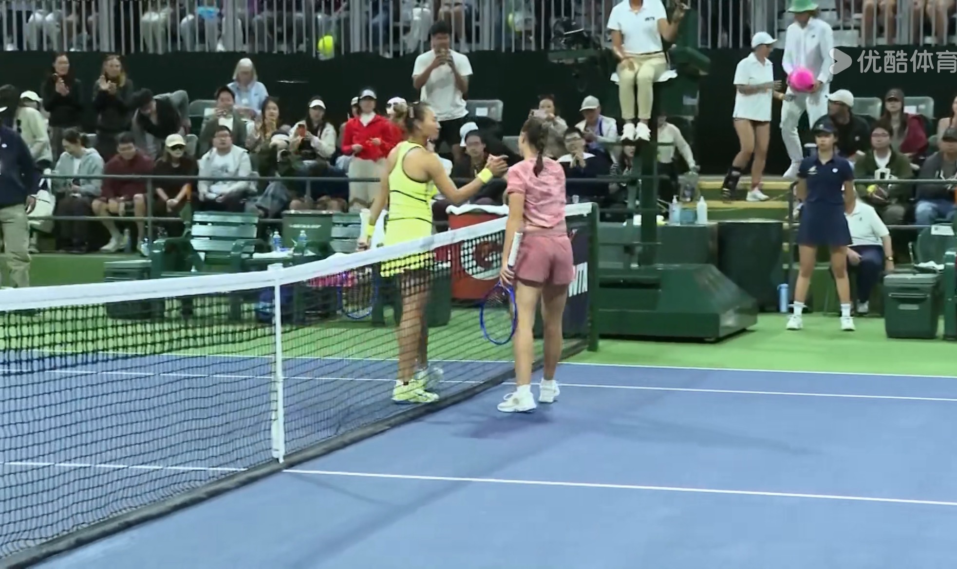 鲁季奇的正手又转又深，全场打下来郑钦文都没有适应，虽然挽救了两个赛点和一个对方的