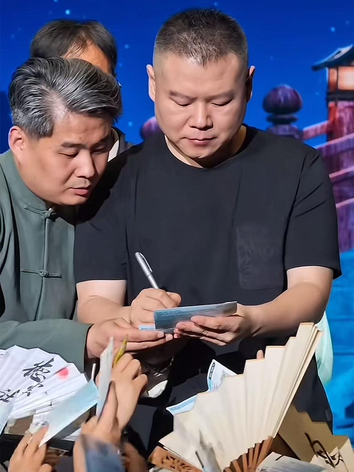 岳云鹏北展办相声专场，亲外甥是主持人，演出与豆包闲聊，因黄牛炒票下周有加场！德云