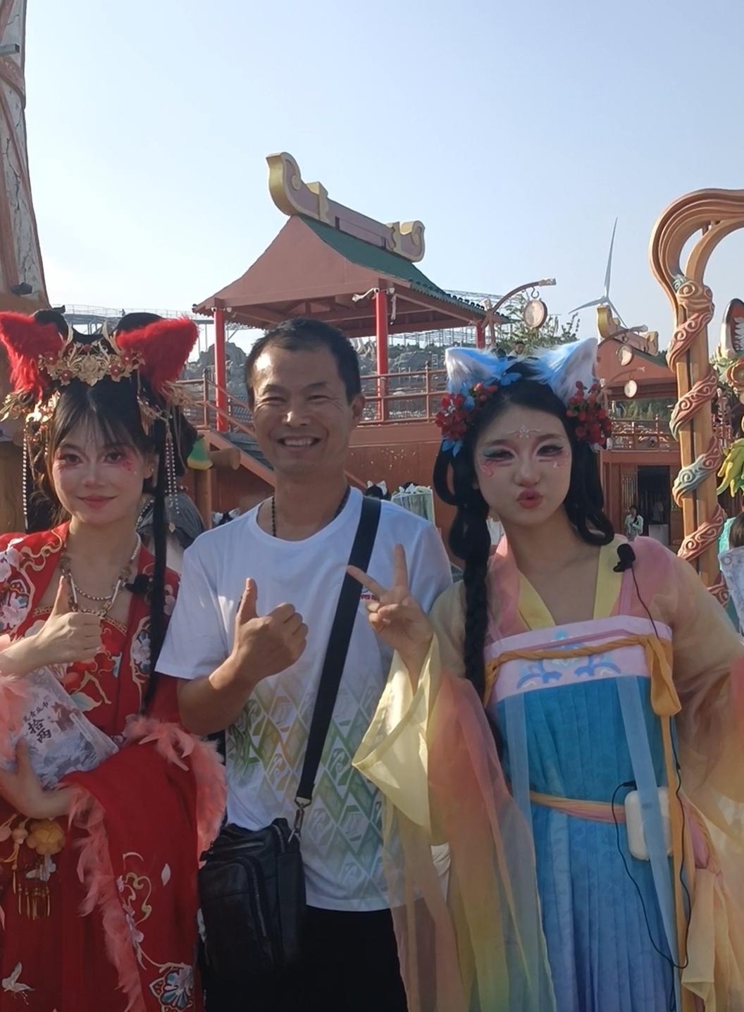 今天来到百里荒，祝贺雪山飞狐园区盛大开园，我就是来抓九尾狐狸的[呲牙]