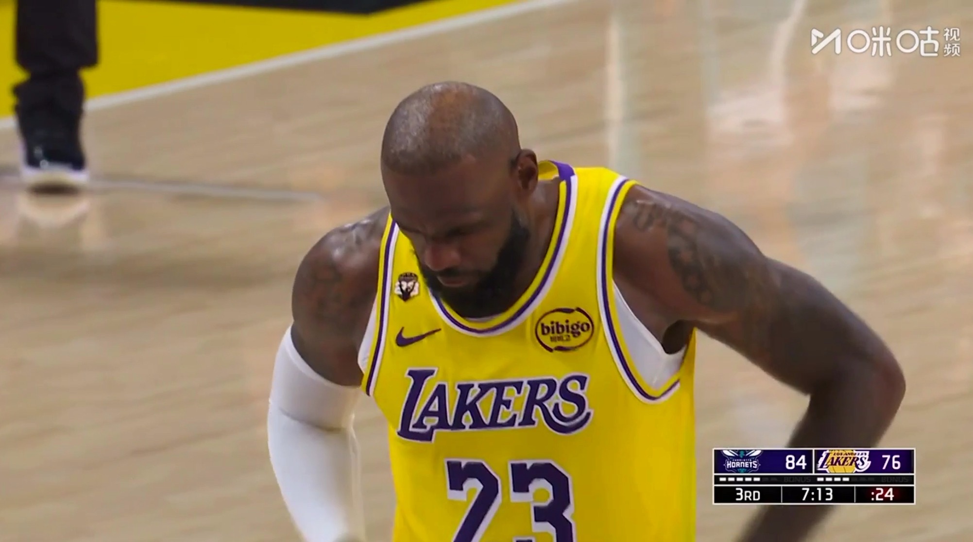 詹姆斯这些进攻回合，拼了命追分。但是湖人貌似防守吃力。黄蜂vs湖人