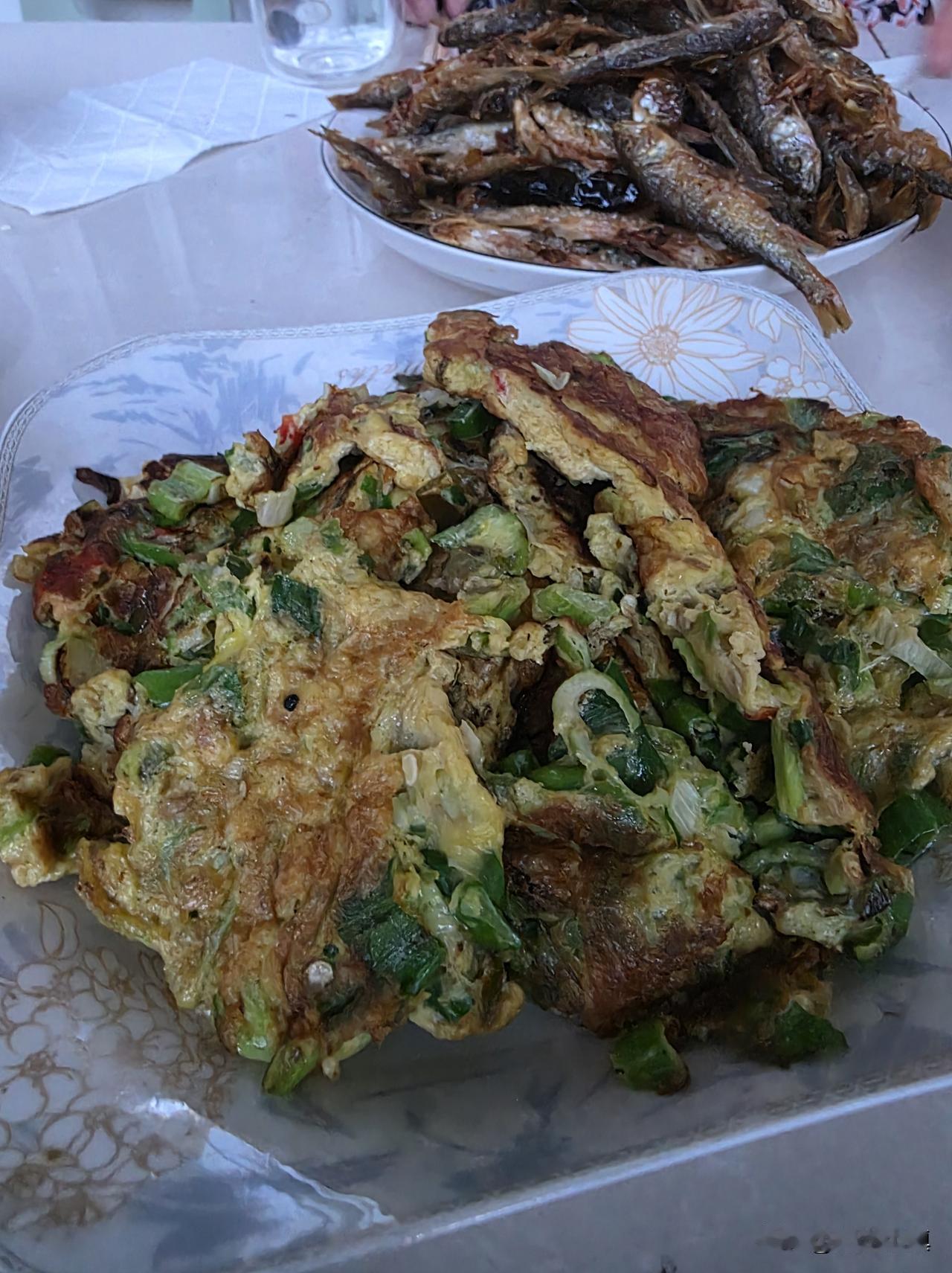 今晚吃了二哥捉回来的小鱼……

今天二哥从河边一个小水汪里抽水浇果树，把水汪抽干