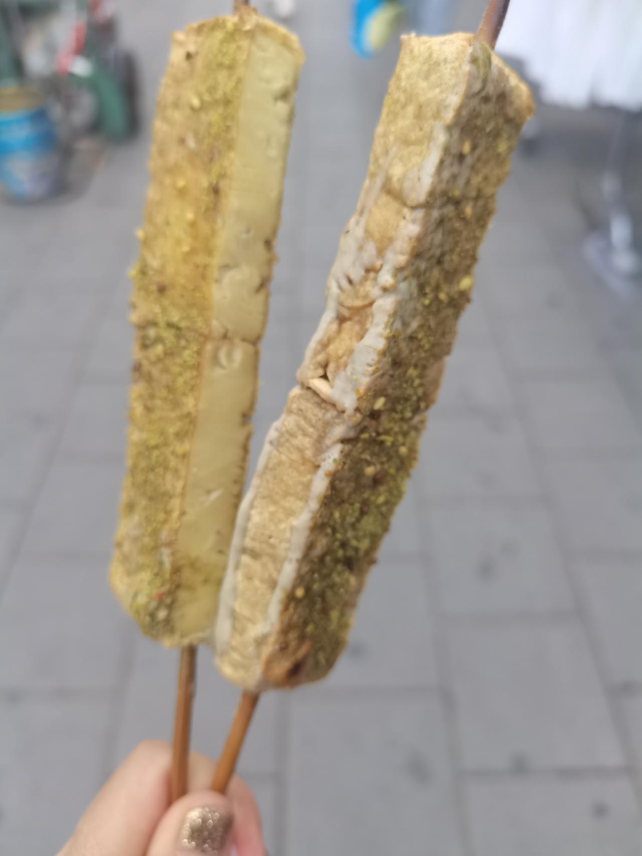 晚餐和好友一共花了 8 块钱，我是一瓶小可乐加半块板豆腐，她是一瓶小水加半块板豆