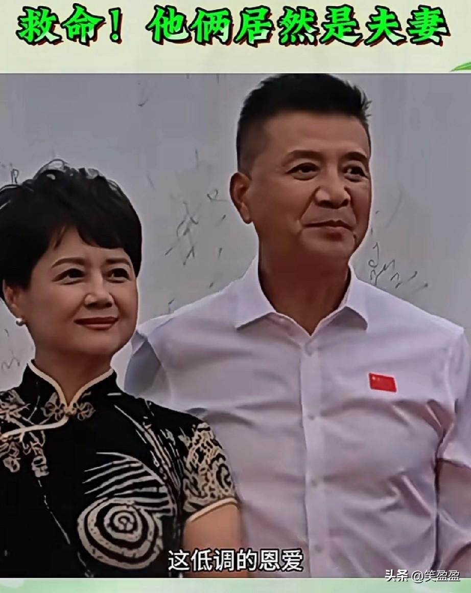 救命，
我才知道他俩是夫妻，
这同框画面也太养眼了，
旗袍配白衬衫，简直是教科书