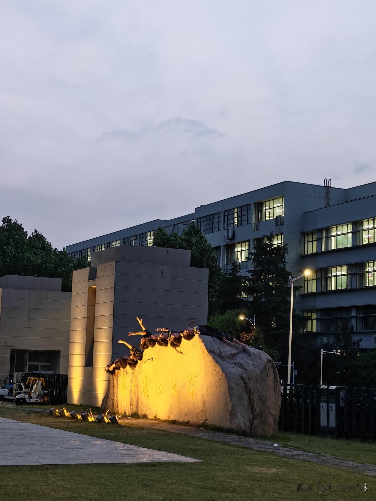 我认为现代，社会要不断进步，不断发展，要往前看。
虽然现代社会有这样那样的不好，
