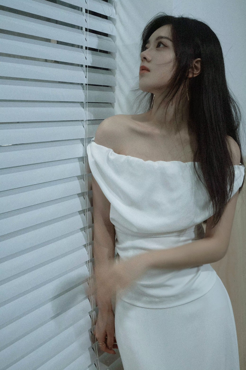 【赵今麦】👠：白色一字带包后跟高跟凉鞋 ​​​