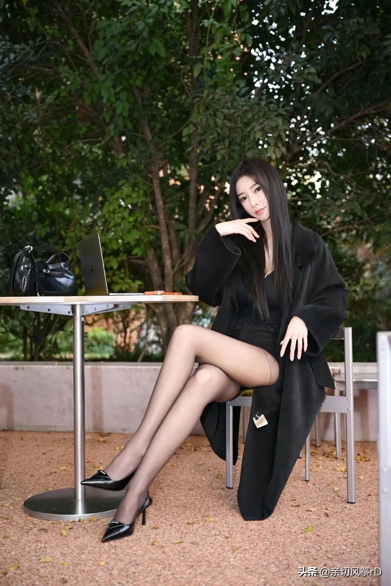 都市时尚女孩，在绿意盎然的户外享受咖啡时光。