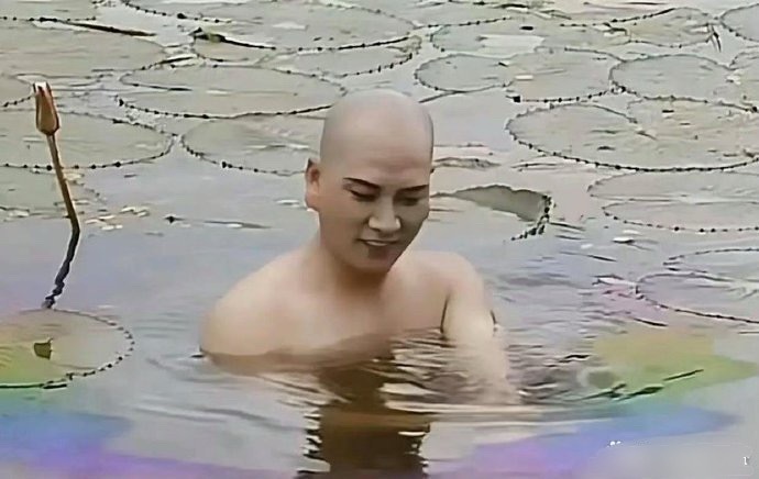 西游记中唐僧洗澡的时候是为了拍出佛光的感觉，但不好搞，于是加了汽油[思考] ​​