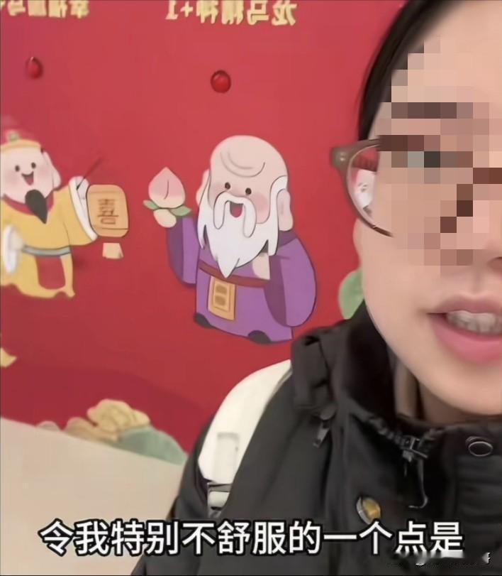 现在的集美有多愚蠢呢？一美女博主吐槽新年临近，一商城广告牌上的财神全是男性，让她