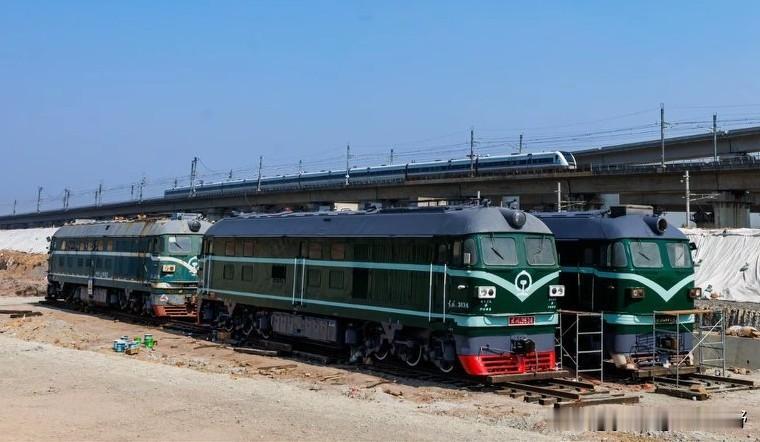 火车翻新工作开展得那么随意吗？这是在广东江门，南珠高铁工地旁停放的四台东风4B型