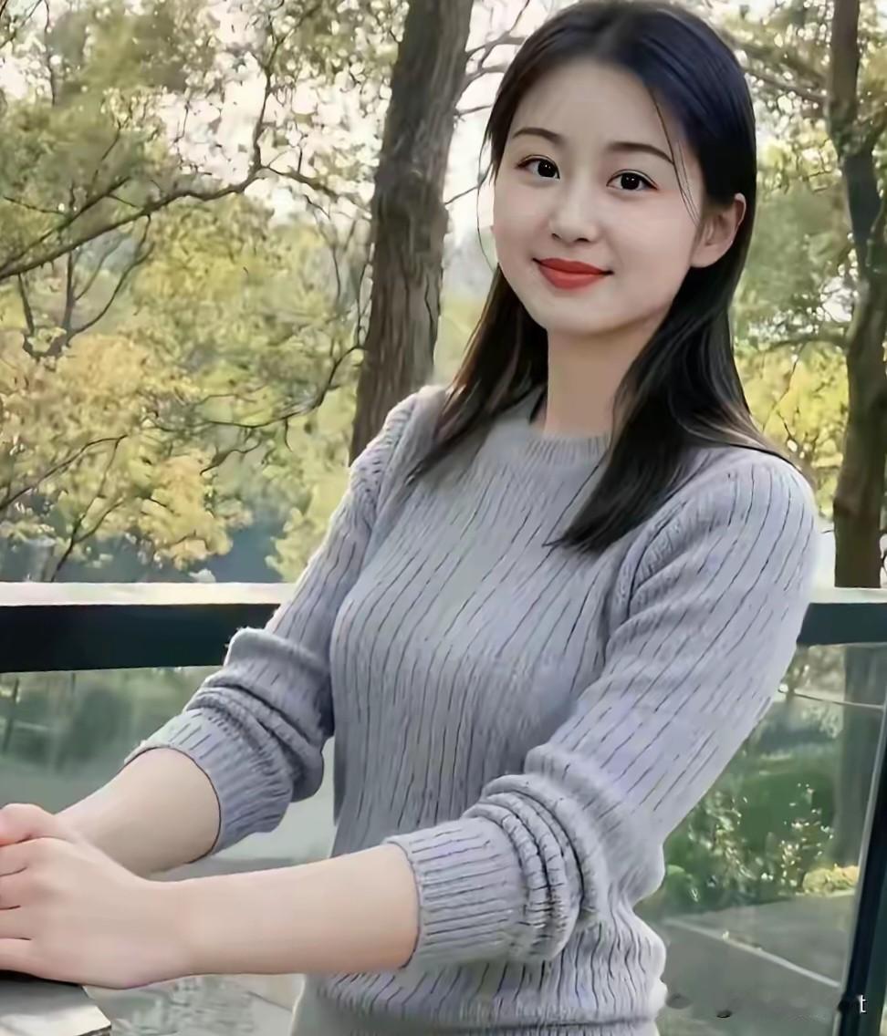 梅花引·晴窗笑
 
晴光穿树映芳袍，风轻摇，影轻摇。
翠叶围廊，笑语带春潮。
素