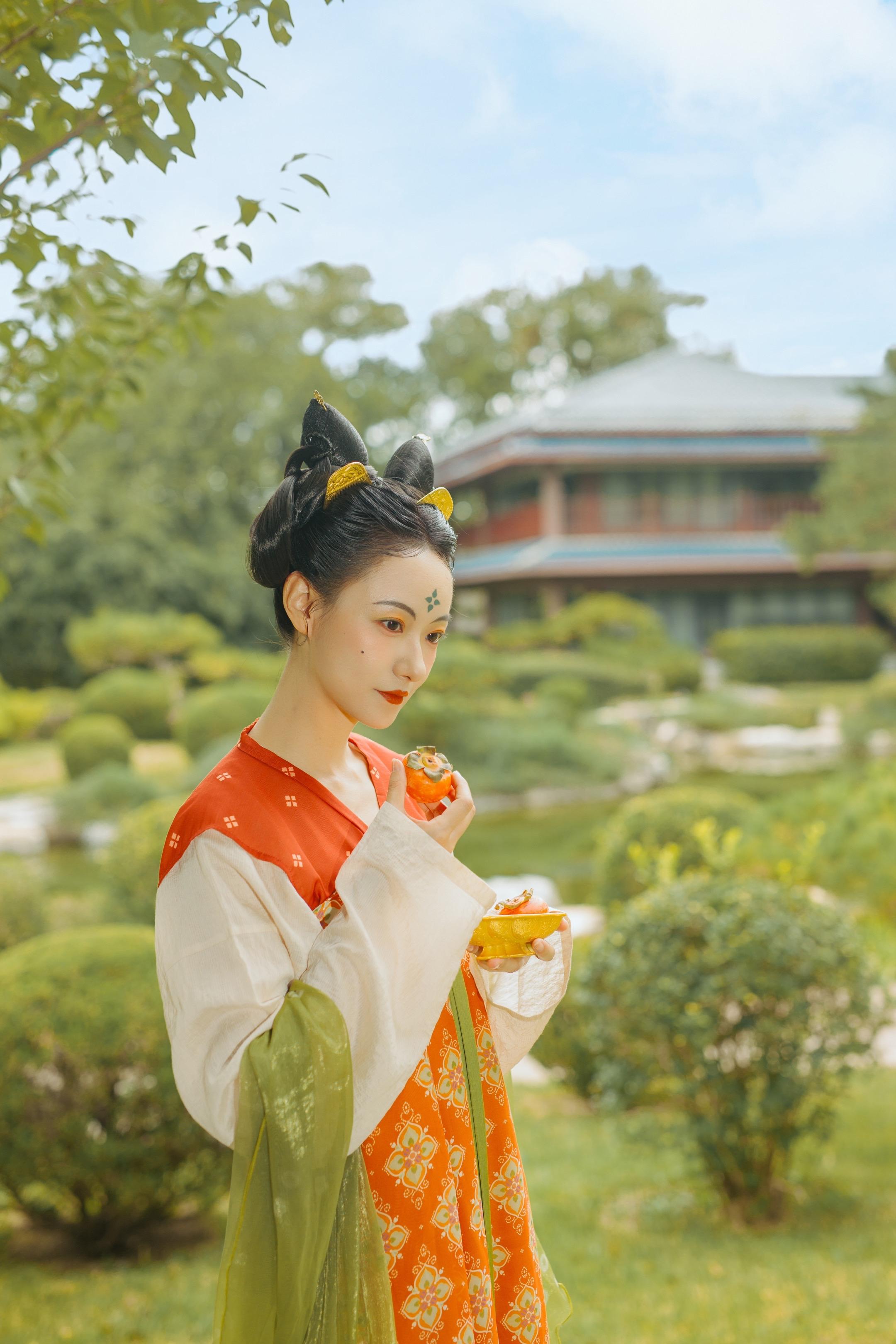 大唐甜妹｜秋风初起，柿染橙红。✨明媚又可爱的初唐元气柿子套装，太适合秋...