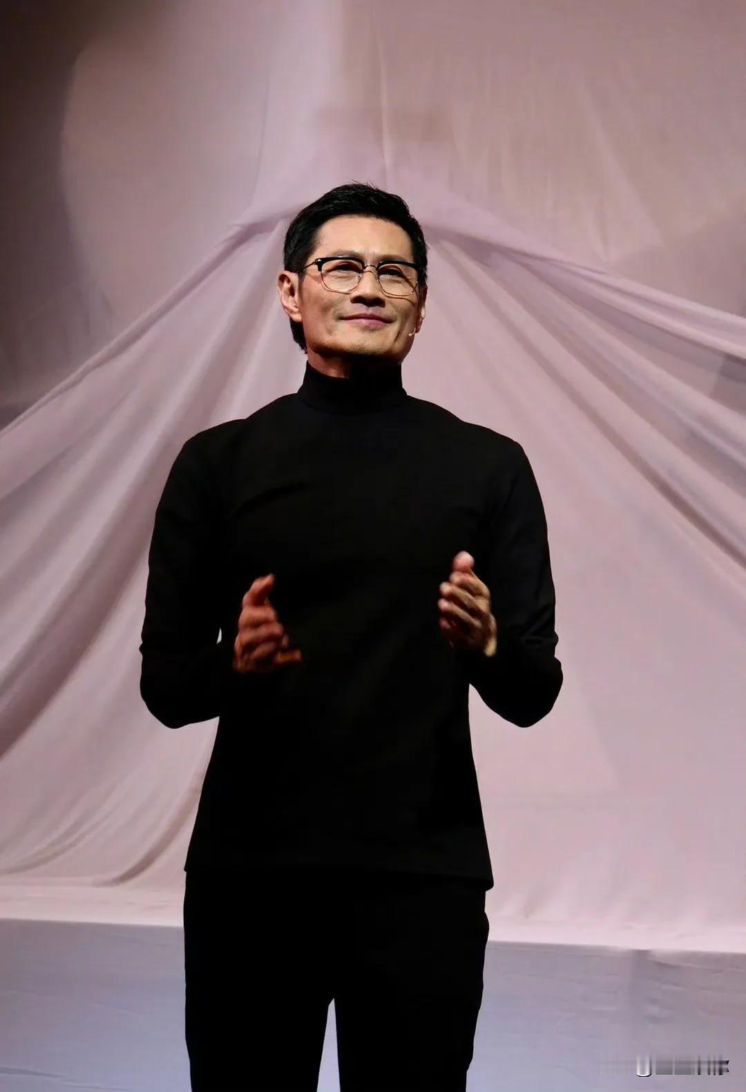黄德斌哪怕是荷尔蒙炸裂的型男，气质也不是攻击性的那种，就很柔和，温文尔雅的谦谦君