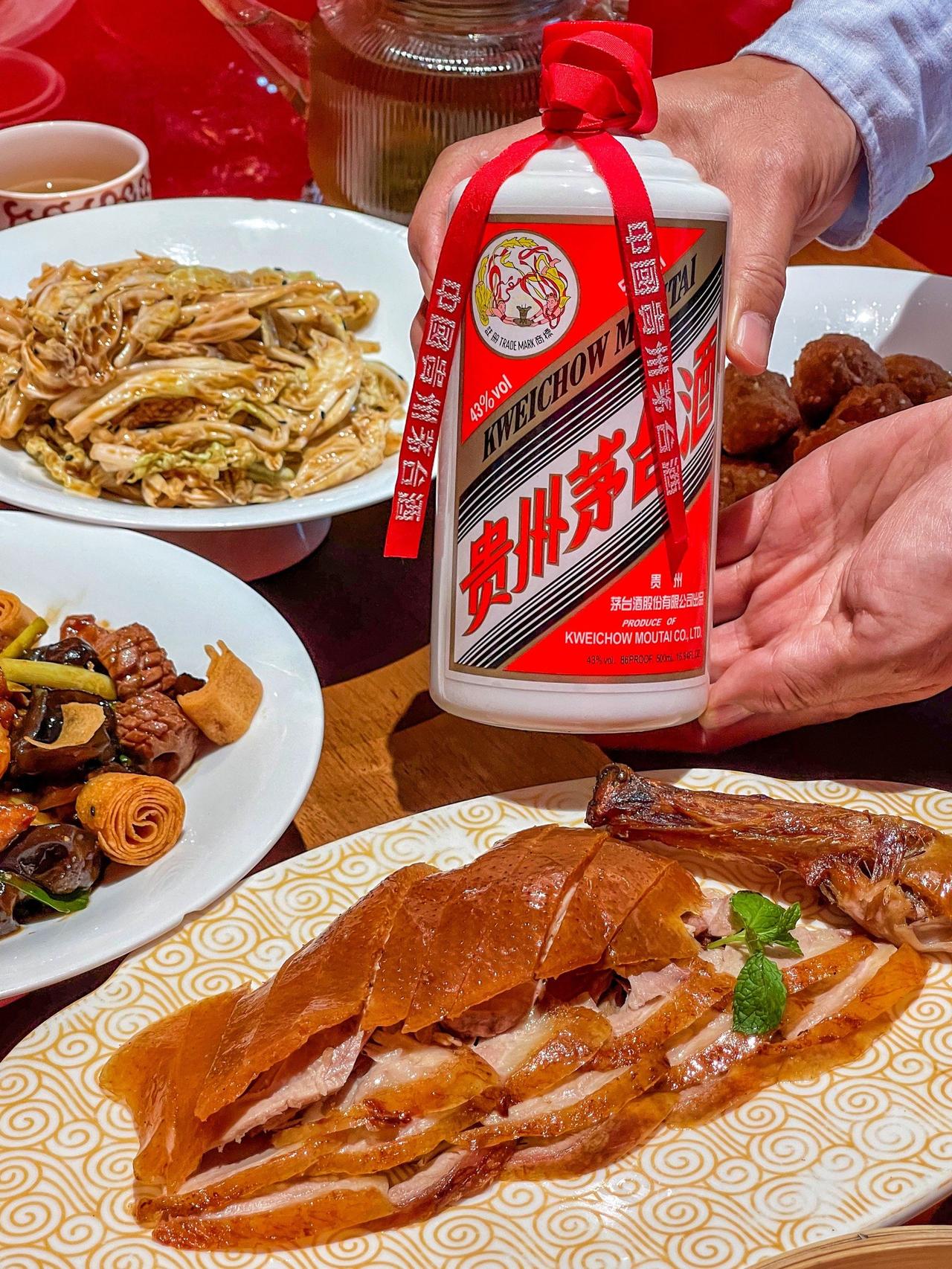 如果茅台酒价格降到300元左右，我会考虑购买用于自饮，逢年过节家人相聚，开瓶茅台