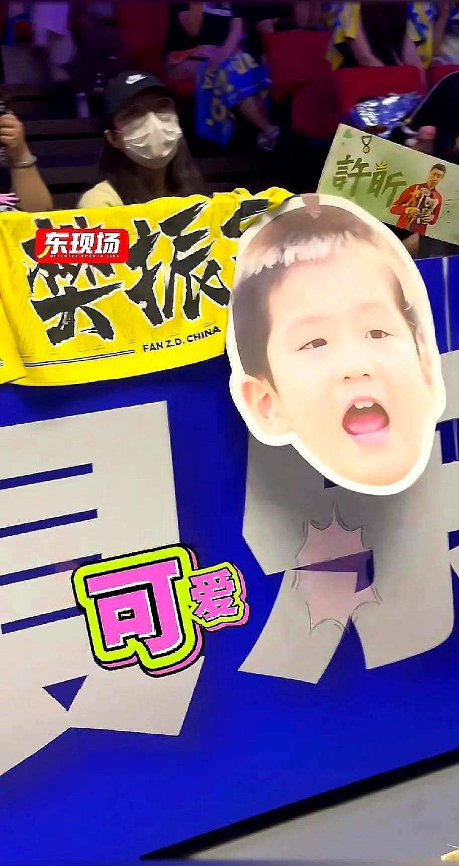 繁星也是懂得为东哥造势的，把幼东东拉出来给东哥加油。

要说最会搞事情的还得是《