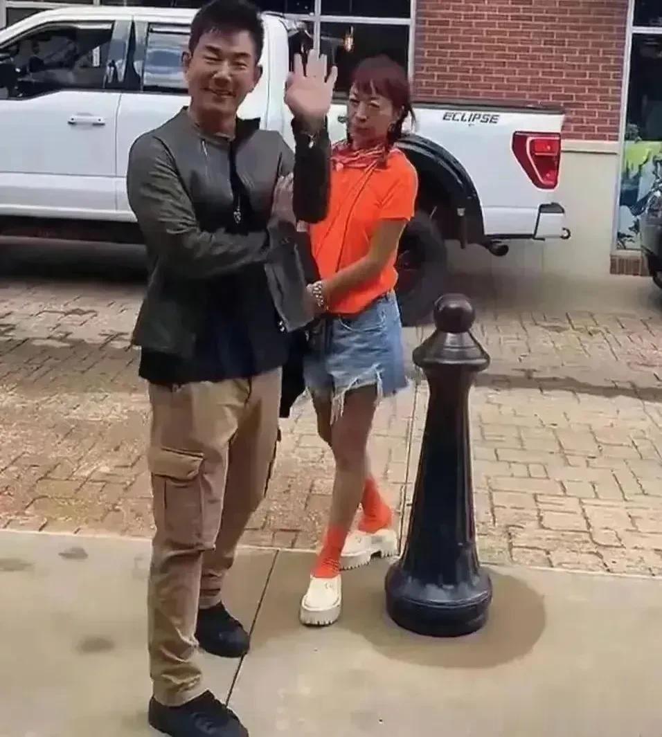 当年，任贤齐和妻子结婚，可很多人看过他妻子的长相后，纷纷表示他的妻子太丑了，和他
