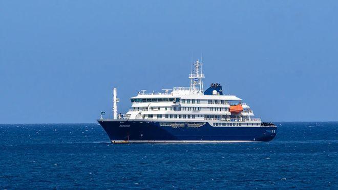 一艘5万到15万一张票的豪华极地邮轮，在大西洋上漂着，3个人死了，还有2个生病的