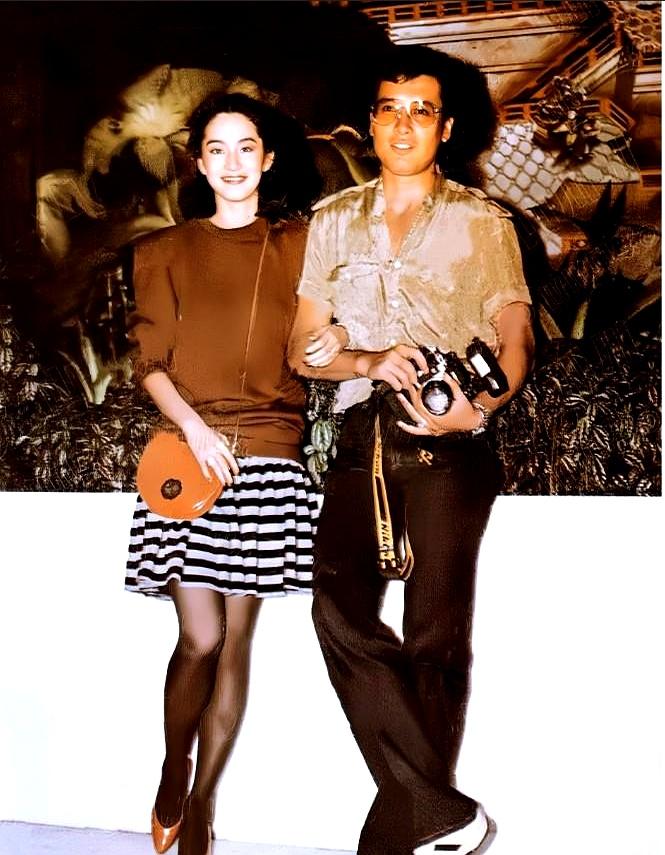 标题：旁边的男人好帅啊
 

我天，林青霞这照片旁边的男人也太帅了吧！
 

俩