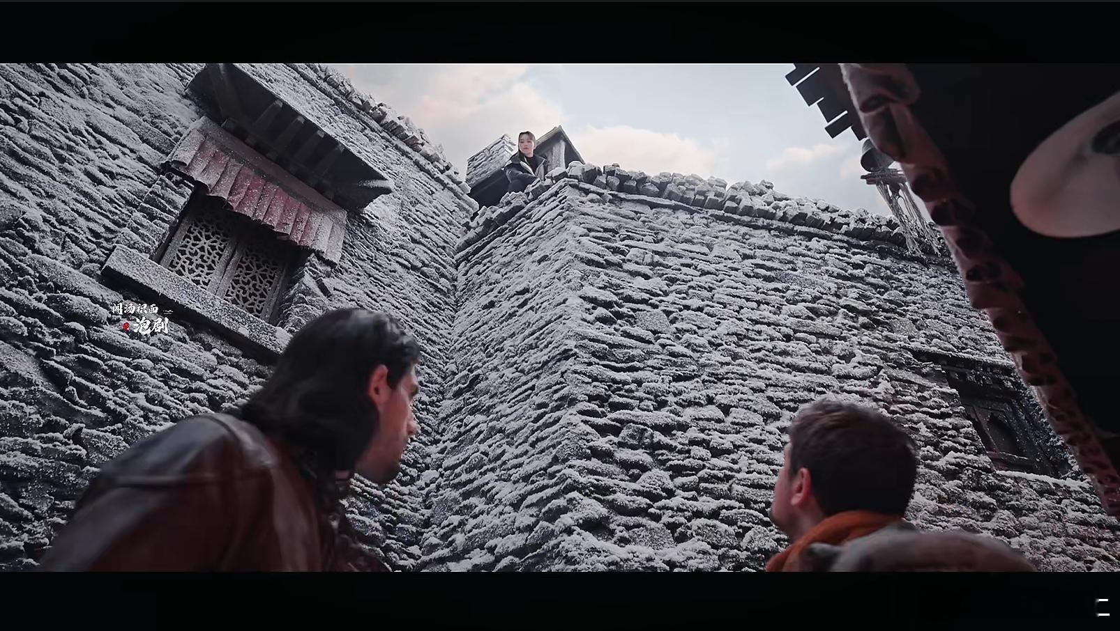#文咏珊跳车顶# 在《藏海花》的世界里，文咏珊的跳车之举，就像是一场华丽的冒险。