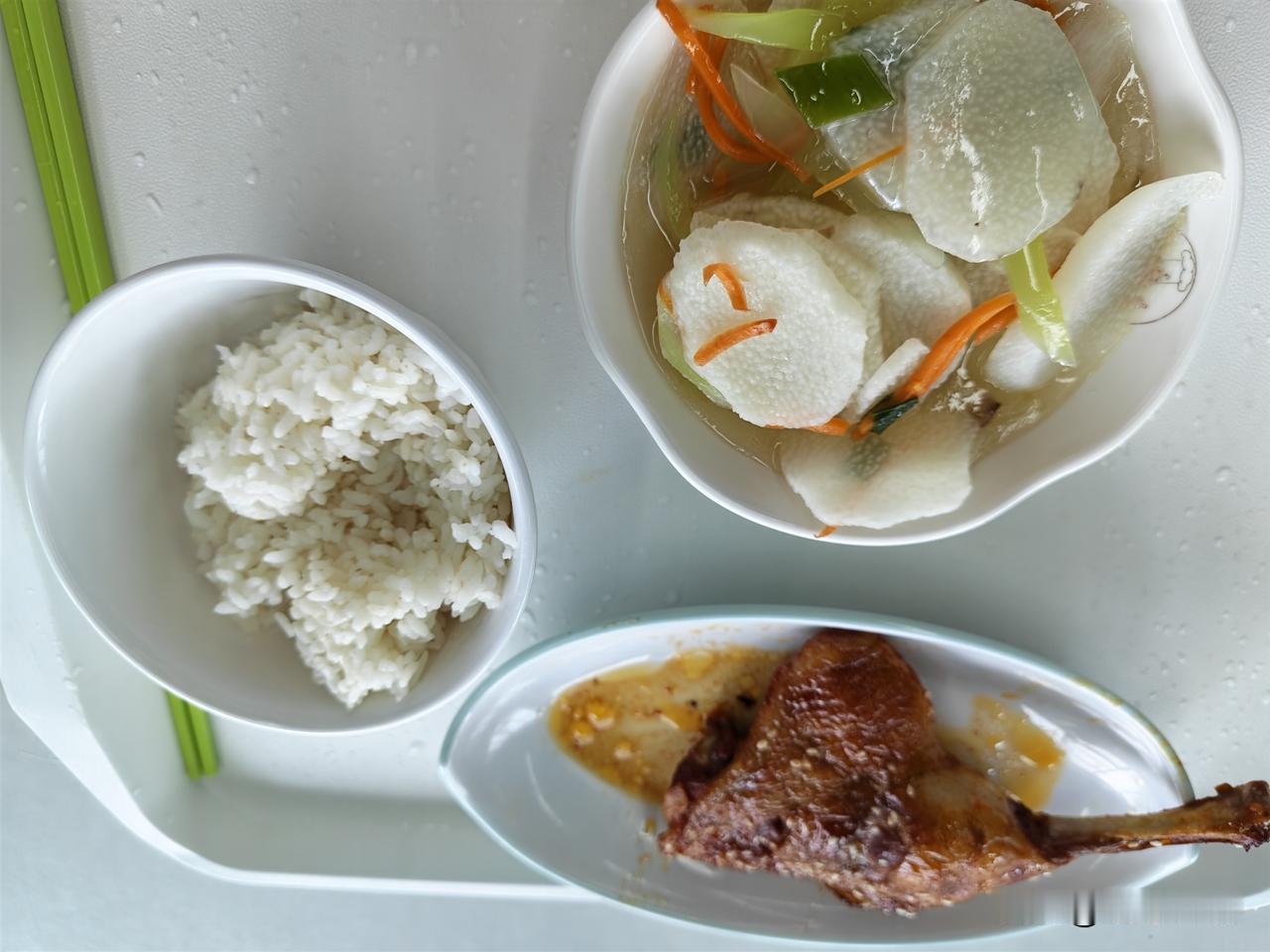 最近值班室装修，只能在户外烤山芋， 带饭也不方便，好久没吃学校食堂了，今天就吃食