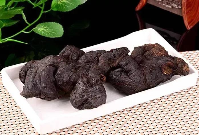 黄精，被誉为“补肾圣品”，搭配不同的食材可以发挥出不同的功效。今天就来介绍10种