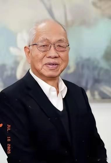 一位博主说：丘成桐先生73岁从哈佛退休后回国，吃完了美利坚的红利，再回母国吃一道
