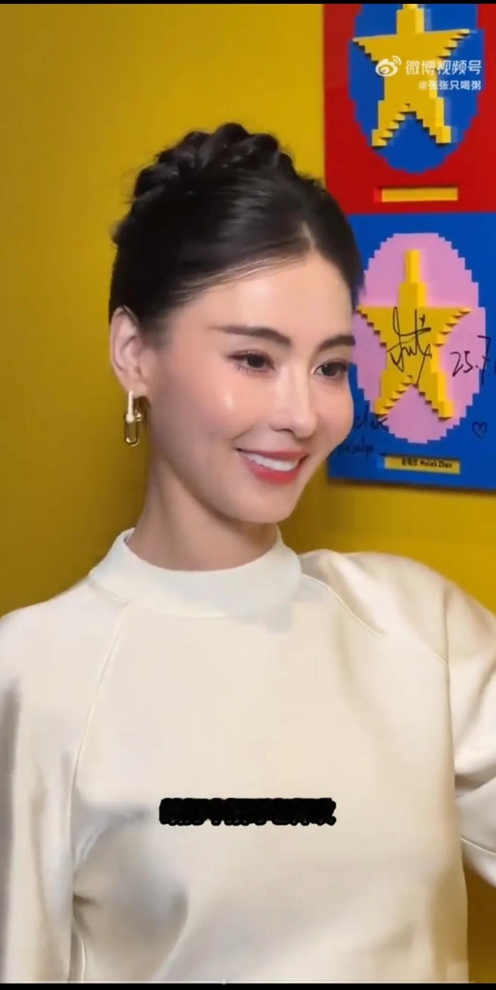 张柏芝不愧是公认的美人，人虽然很瘦，但是脸部长得非常饱满。
只瘦身材，不瘦脸。