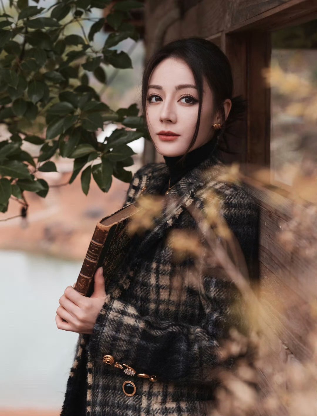 娱乐[超话]迪丽热巴看狗的眼神迪丽热巴看狗都深情[awsl][awsl] ​啊啊