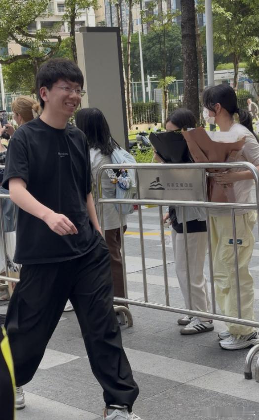和去年相比，AL今年目前为止的表现不及格❌️，换人是教练组决定，当然肯定和爱笑商