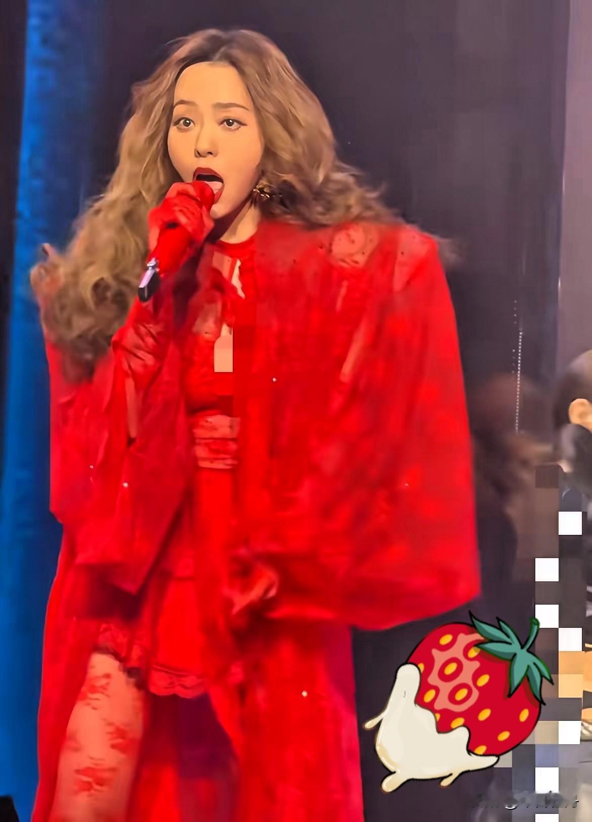 张靓颖
都已经41岁了，开个演唱会还没轻没重的
​就说这个衣服吧，虽然说符合当时